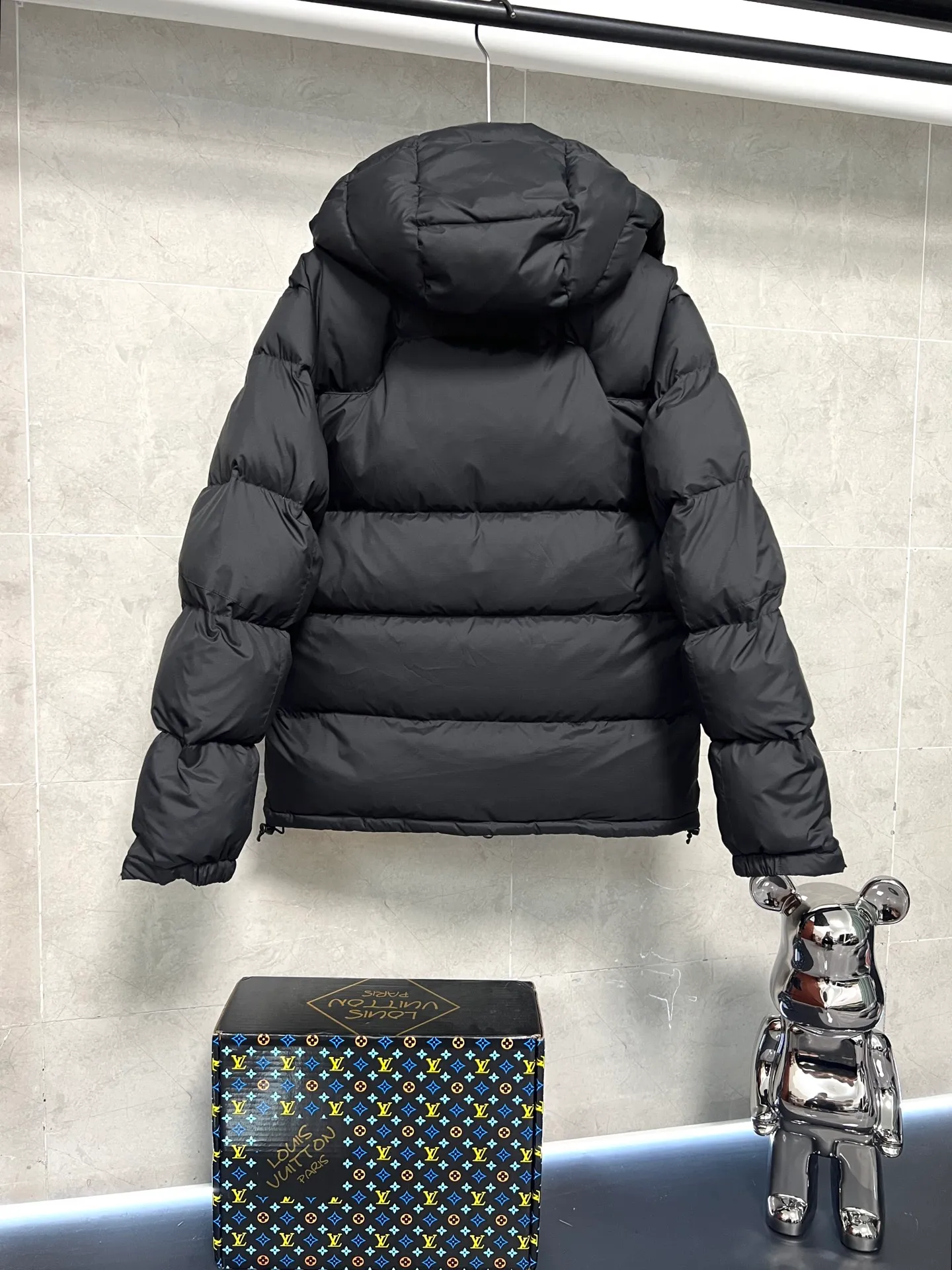 P840 RAH LAUREN Ralph Lauren's new autumn and winter model. Original top 40D waterproof fabric. The interior is made of nylon log double-layer sealing design. The upper body effect is comfortable and soft. The same style as the star. It is filled with 80 white duck down. It has good thermal insulation effect and is light and not heavy. The higher version can be compared at will. Three standards are complete. Color: black blue Size: S M L XL XXL